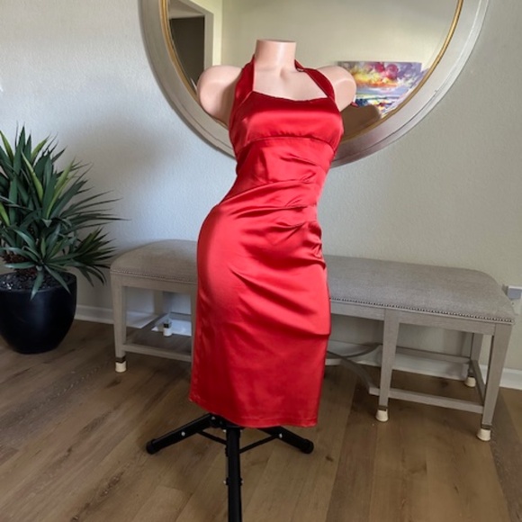 Cache size 8 red satin party dress - Picture 4 of 9
